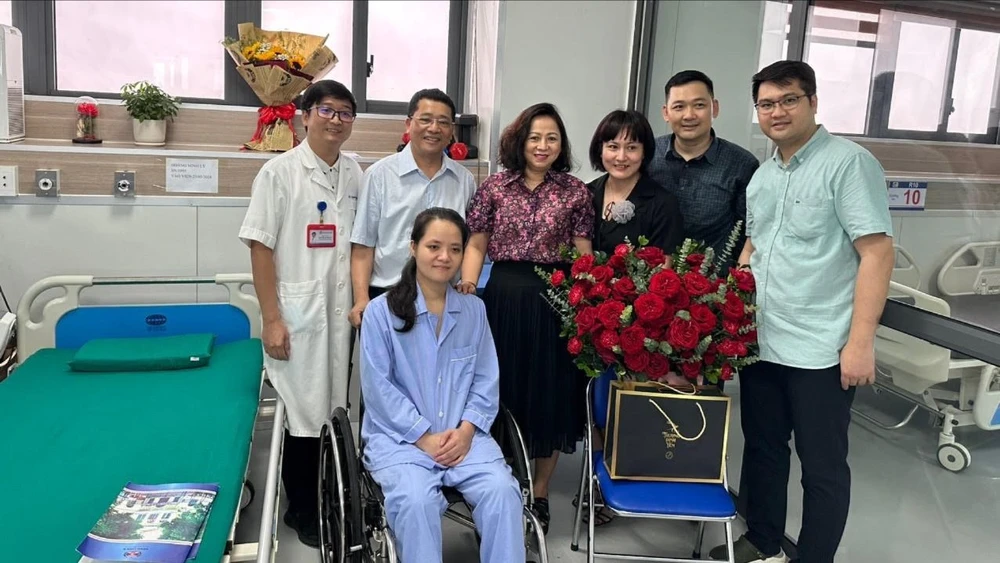 La direction de l'hôpital K a rendu visite au docteur Hoang Minh Ly et l'a encouragé