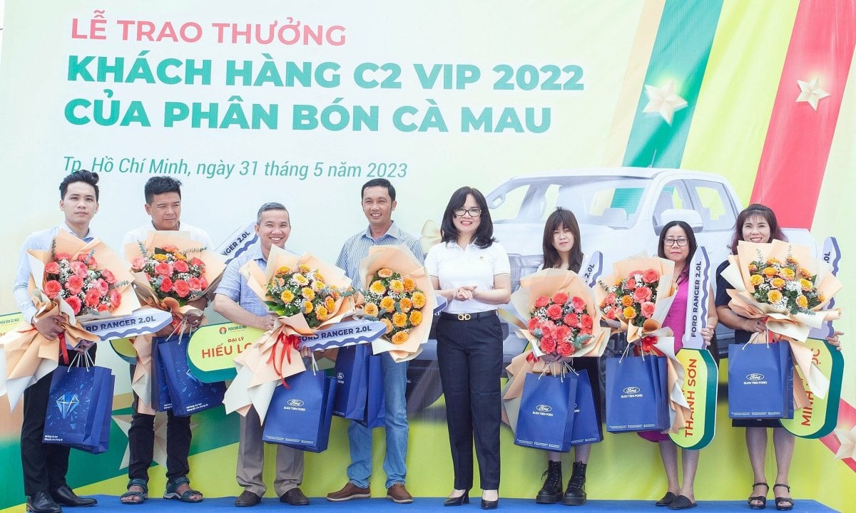 Ca Mau Fertilizer vergibt 7 Pickups an hervorragende Kunden