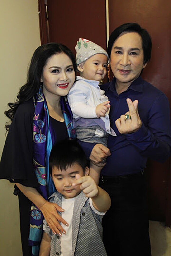 'Vua cải lương' Kim Tử Long: 3 đời vợ, 5 con và cuộc sống giàu sang ở tuổi 57 - 5