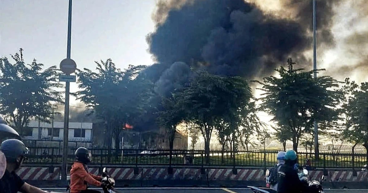 Fire in fabric warehouse in Ho Chi Minh City, billowing column of smoke