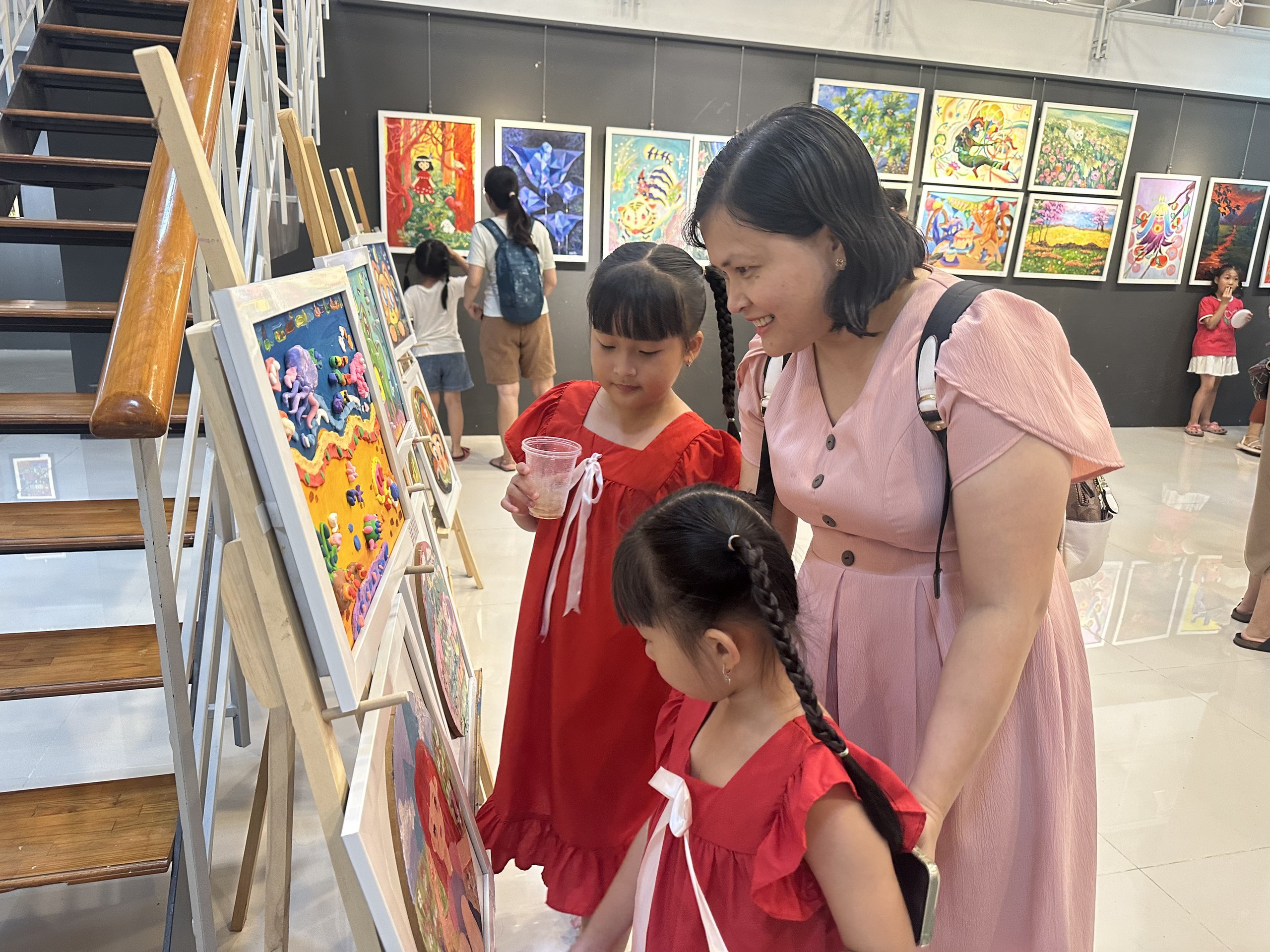 Ươm mầm sáng tạo với triển lãm mỹ thuật thiếu nhi ‘Màu yêu thương’- Ảnh 6.