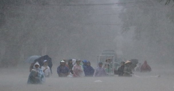 De fortes pluies dépassant les prévisions, les habitants de Thua Thien-Hue sont pris au dépourvu