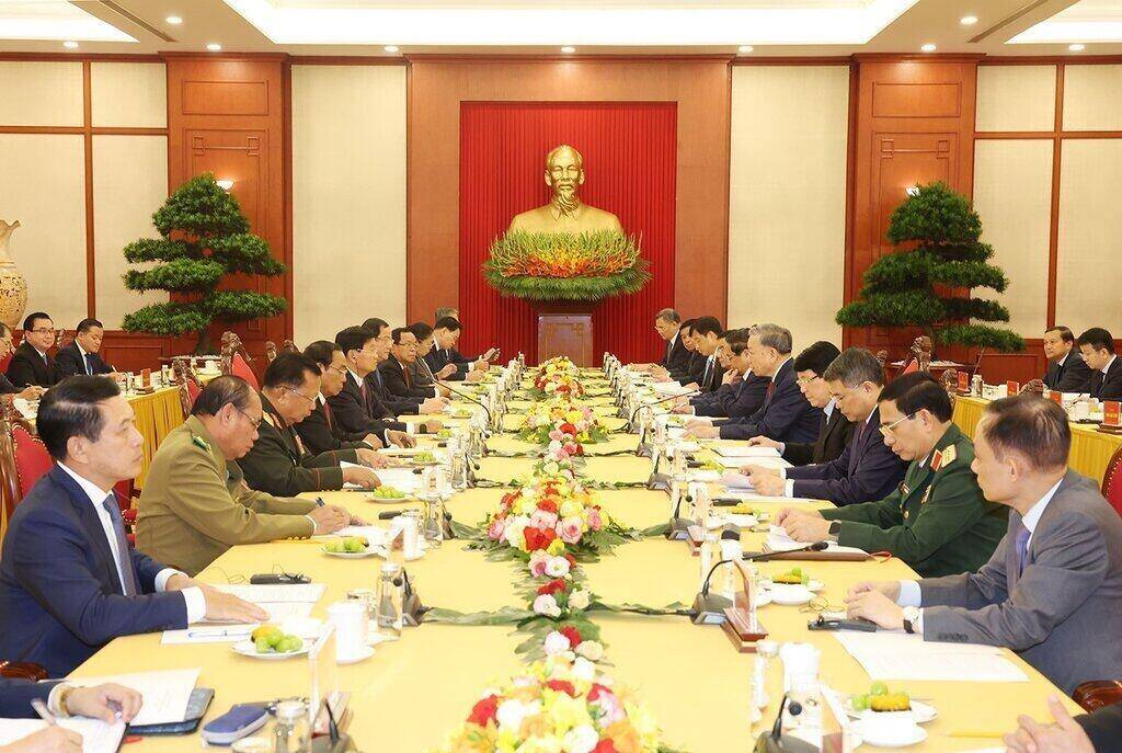 Das hochrangige Treffen zwischen der Kommunistischen Partei Vietnams und der Laotischen Revolutionären Volkspartei wurde gemeinsam von Generalsekretär und Präsident To Lam und Generalsekretär und Präsident von Laos Thongloun Sisoulith geleitet. Foto: VNA