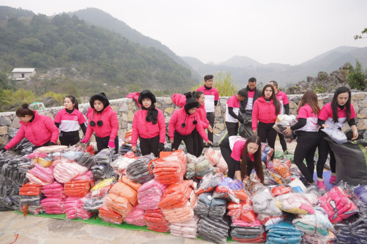 Nusee Group gathers locations to give gifts to children in Ha Giang.