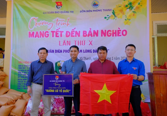 Bao Quang Tri organizes a program to bring Tet to the poor in Huong Hoa district.