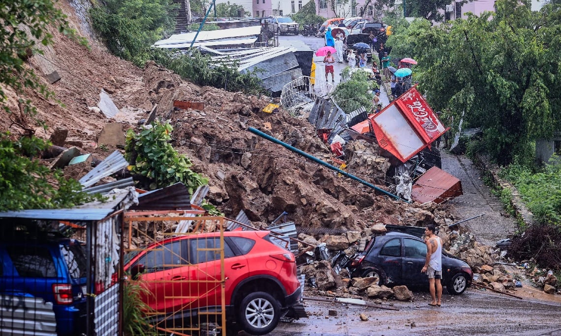 Gran bolsa de agua de lluvia a casi un metro de profundidad en el sur de México foto 1