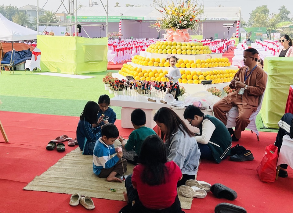 방문객들은 축제에서 직접 만드는 경험을 합니다. 사진: Anh Ngoc 