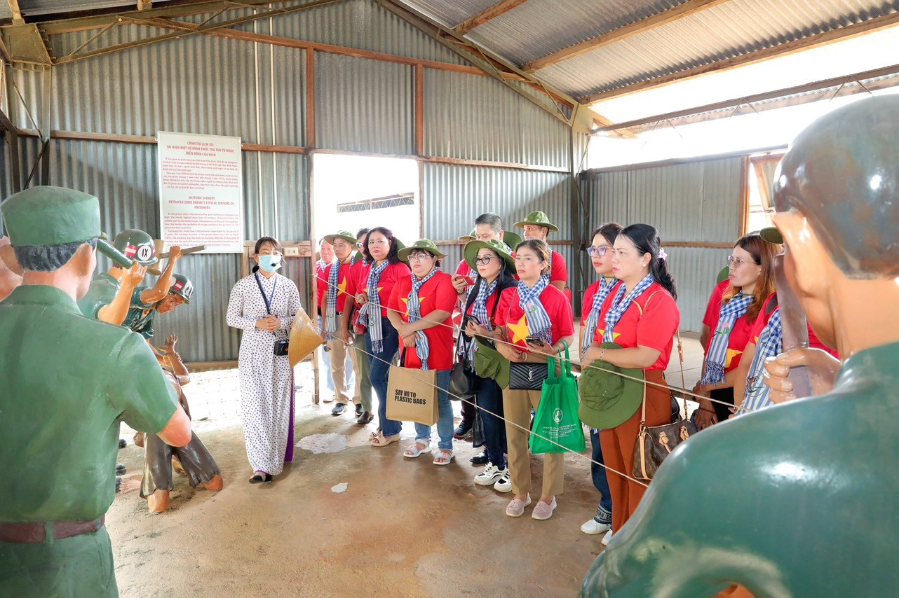 Kiều bào hướng về biển đảo tại Vùng 5 Hải quân