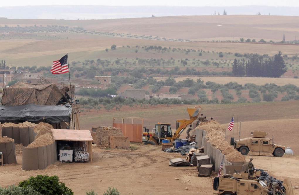 15 tên lửa khai hỏa, dồn dập tấn công căn cứ quân sự Mỹ ở Syria - 1