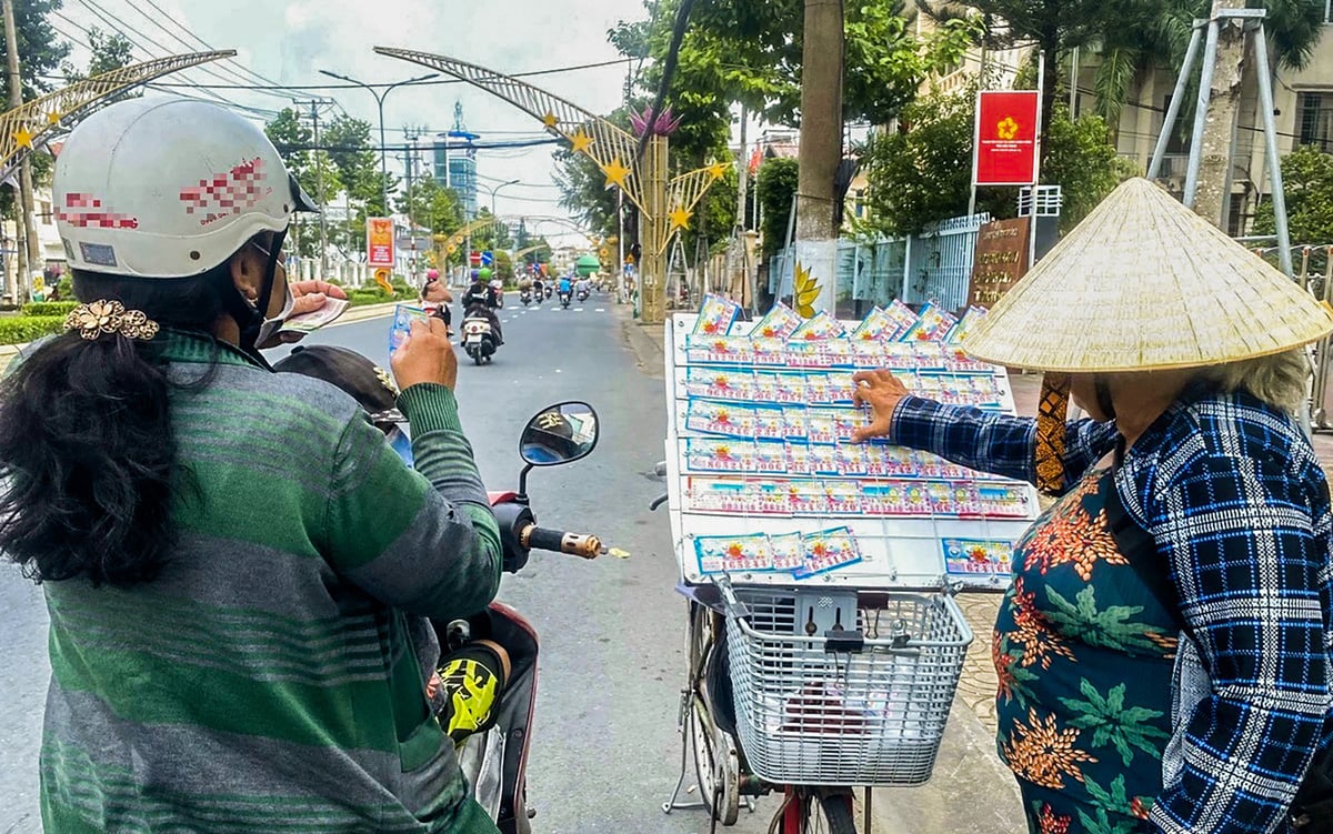 Mua vé số chủ yếu là động lòng trắc ẩn vì những lời 