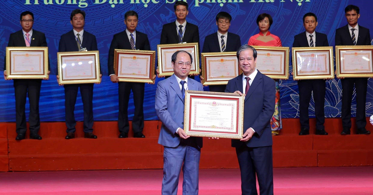 Awarding the title of People's Teacher and Excellent Teacher to 1,188 teachers