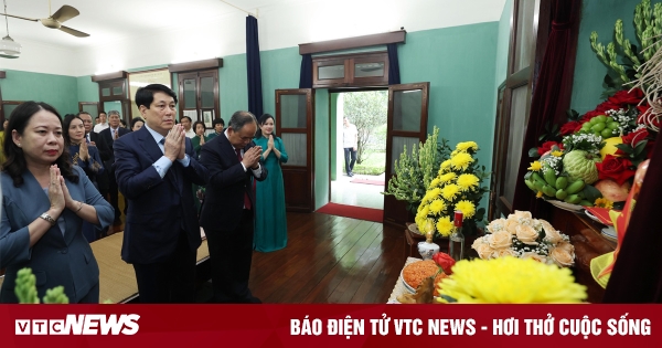 President Luong Cuong offers incense to commemorate President Ho Chi Minh