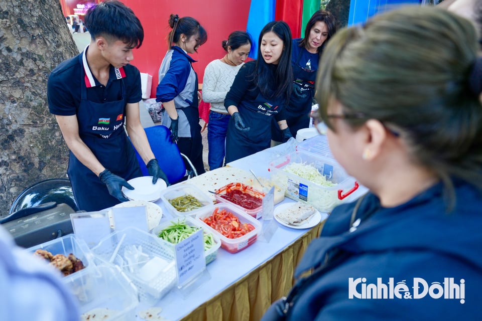 Hanoi Food Culture Festival 2024: Verkehrsstaus wegen Tausender Menschen, die zum Festival kommen - Foto 32