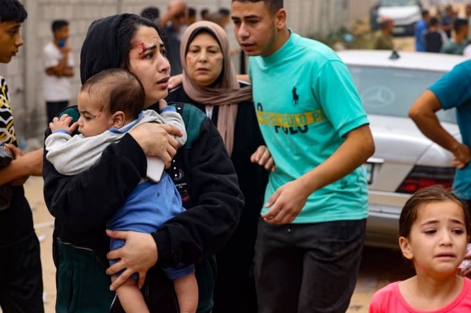 Obyvatelé Gazy po leteckém útoku v Rafáhu v jižní Gaze 29. října. Foto: AFP