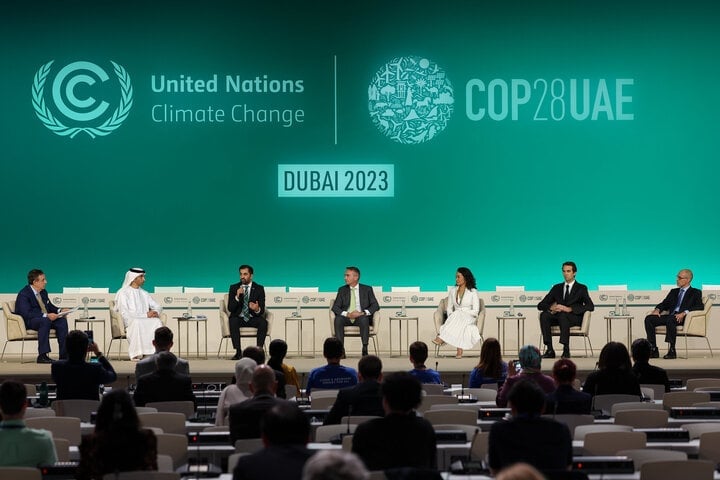 持続可能な貿易フォーラム - COP28 でのパネルディスカッション。 （写真：VinFast）