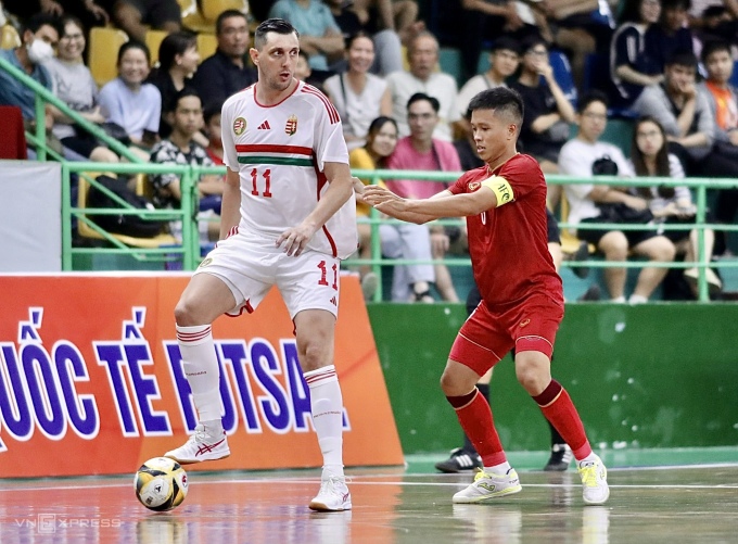 Captain Pham Duc Hoa (red shirt) has difficulty marking a tall player like Droth Zoltan (white shirt). Photo: Y Kien