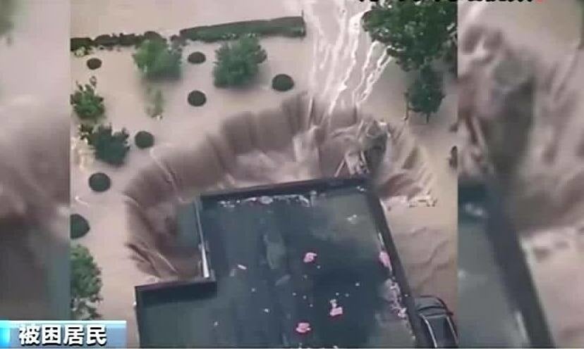 Aparece un agujero de muerte tras inundaciones en China