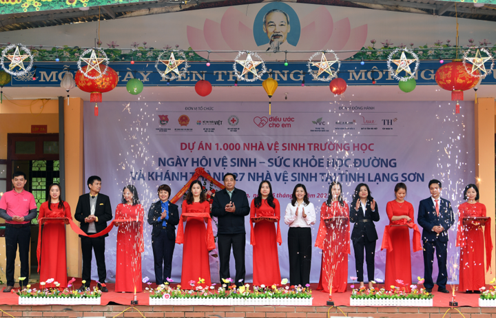 Delegates cut the ribbon to inaugurate 27 toilets in Lang Son under the 1,000 toilets for children project sponsored and accompanied by the For Vietnamese Stature Fund, TH Group, and Bac A Bank.