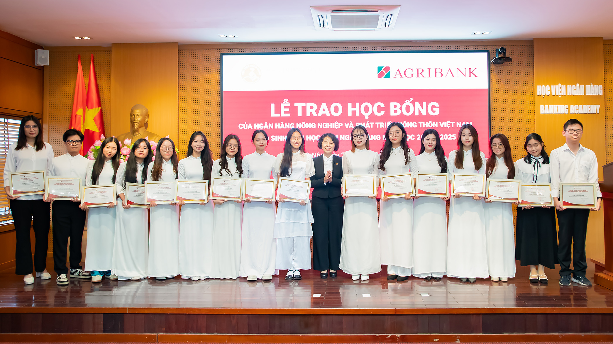 Agribank trao 60 suất học bổng cho sinh viên Học viện Ngân hàng