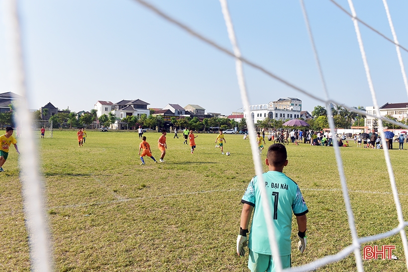 Fußballturnier für Jugendliche und Kinder in Ha Tinh City hat begonnen