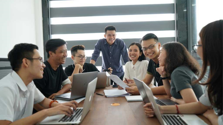 Mr. Dinh Luc - Founder of DOL English (middle) and colleagues.