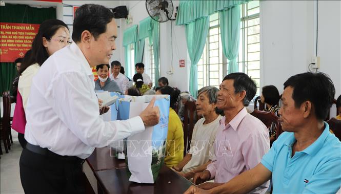 El vicepresidente permanente de la Asamblea Nacional, Tran Thanh Man, entrega obsequios del Tet a los trabajadores de Hau Giang, foto 2