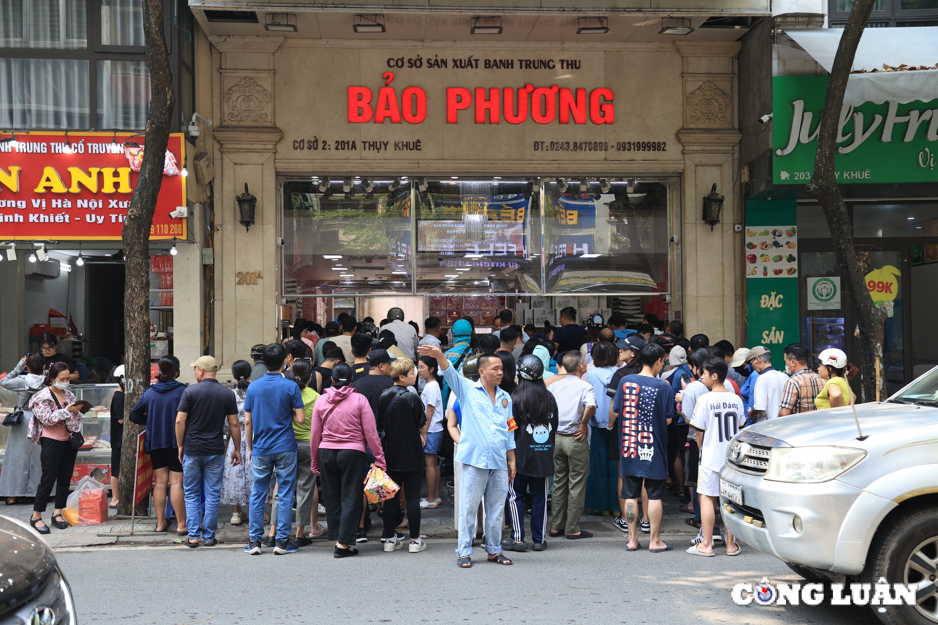 People in Phu Quoc buy moon cakes before Mid-Autumn Festival photo 1
