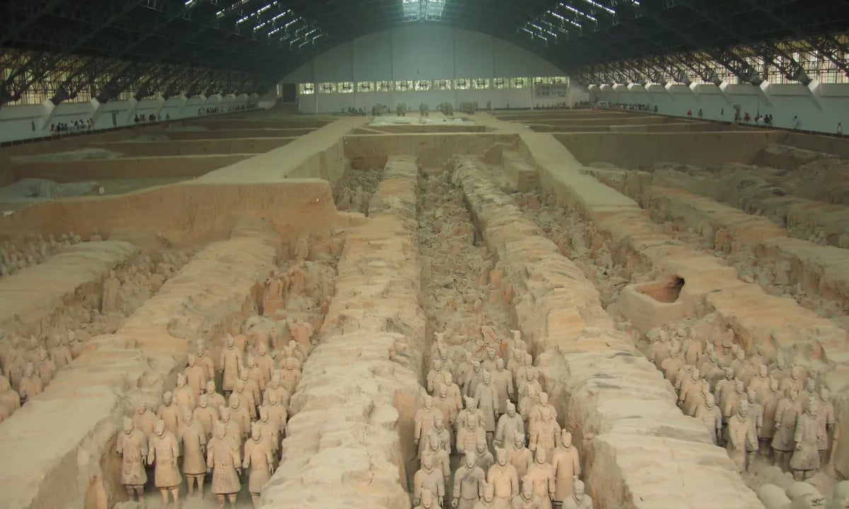 Why are scientists afraid to open Qin Shi Huang's tomb?