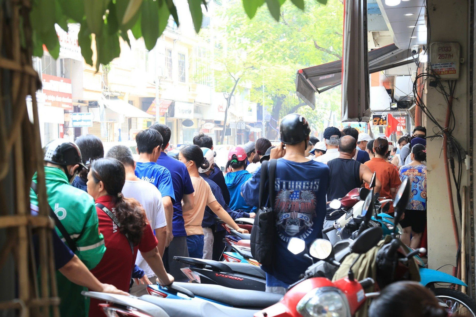 People line up to buy traditional moon cakes on Thuy Khue street photo 3