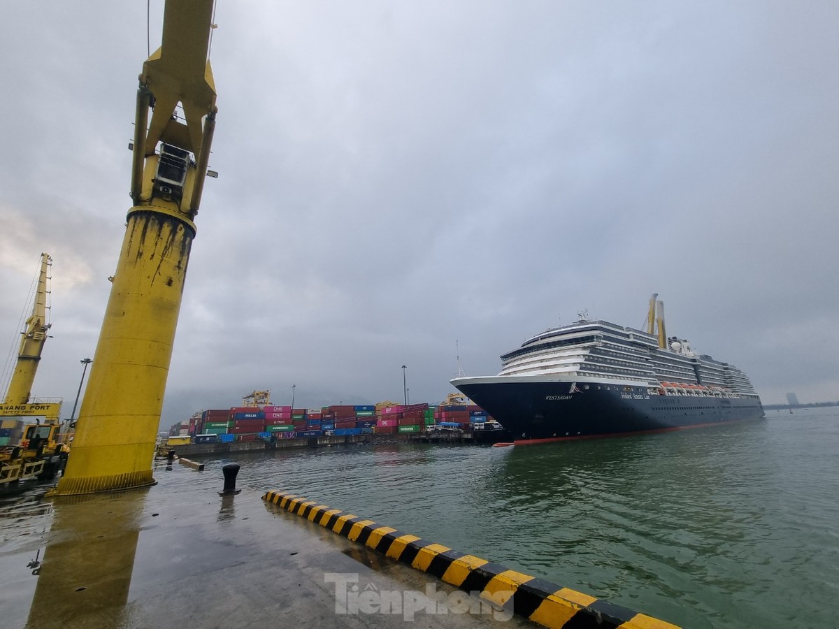 Primer plano de un crucero de 5 estrellas que trae 2.000 visitantes internacionales a Da Nang a principios del año nuevo. Foto 15