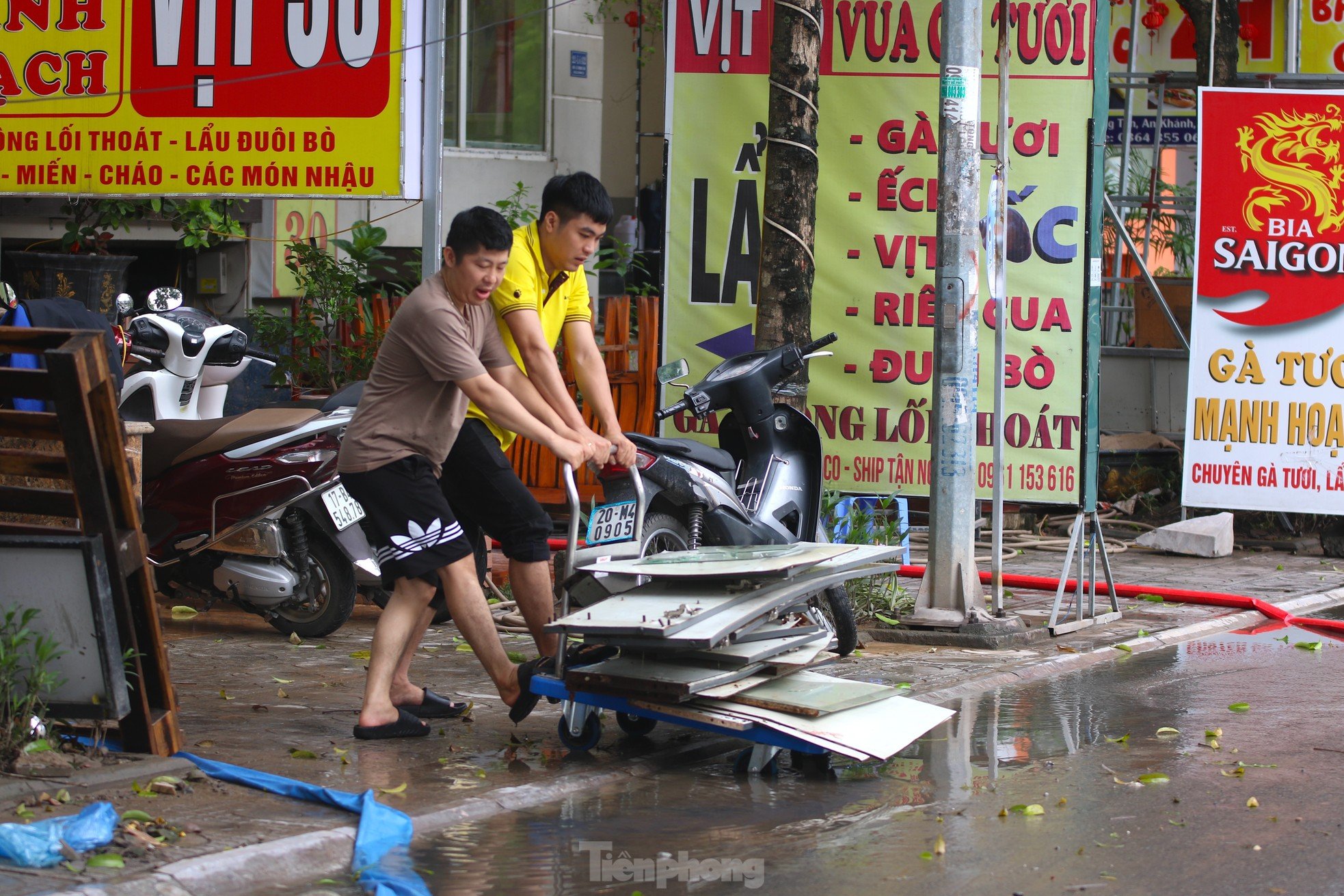 Người dân khu 'biệt thự triệu đô' vội vã dọn dẹp, khắc phục mưa lũ ảnh 6