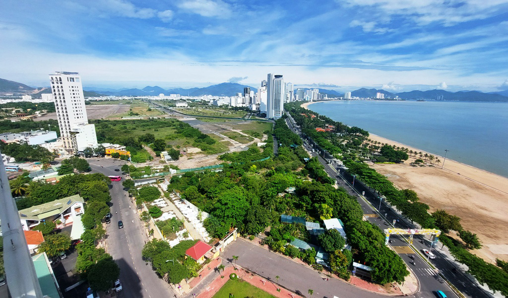 Sân bay Nha Trang cũ bên biển Nha Trang có giá trị như "đất kim cương " đang bị để hoang, có các dự án chờ kết quả điều tra, xử lý các vụ án liên quan - Ảnh: PHAN SÔNG NGÂN