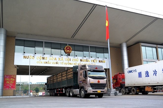 More than 800 tons of goods passed through Kim Thanh Border Gate on the first day of the new year.