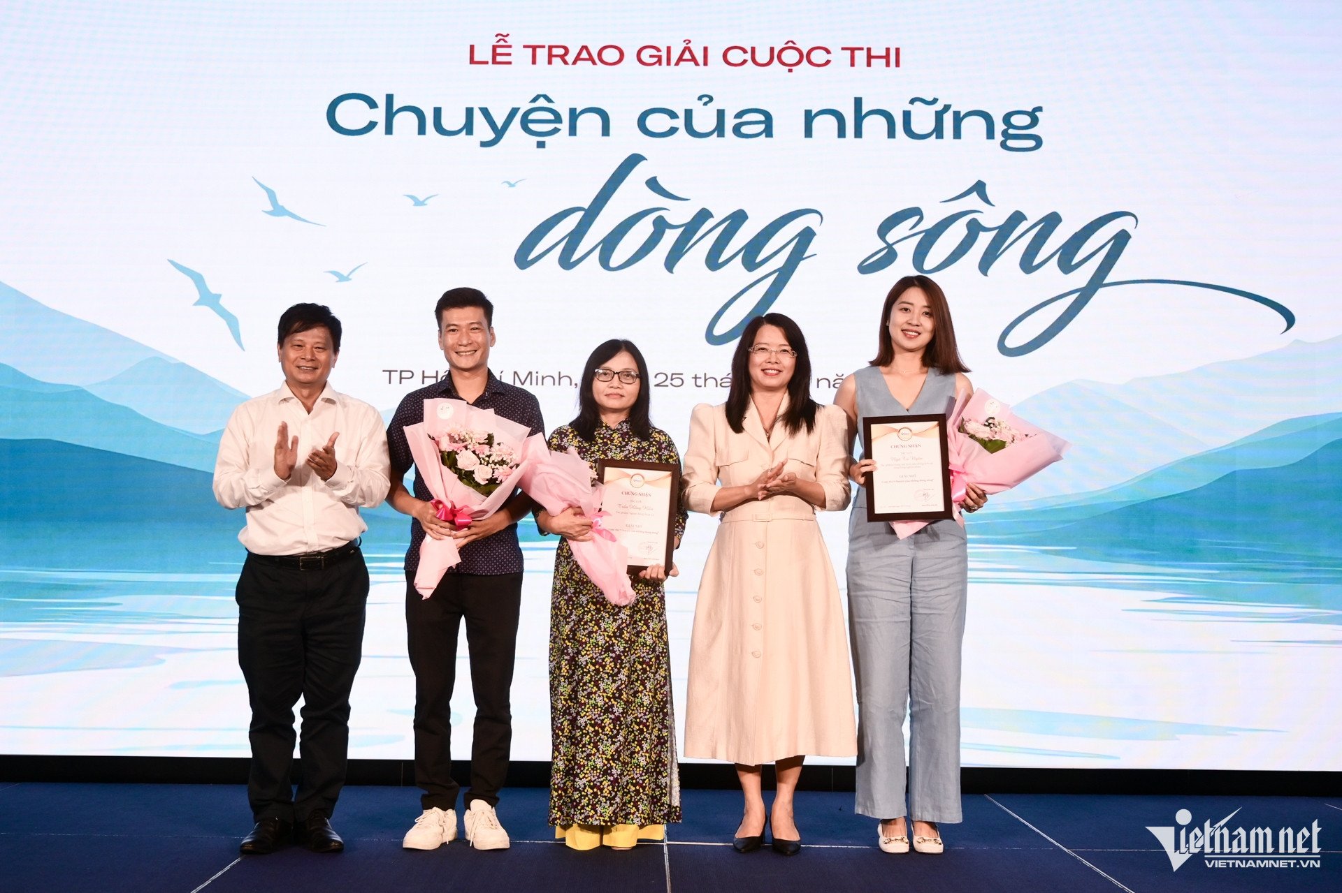 bao vietnamnet trao giai cuoc thi chuyen cua nhung dong song hinh 2