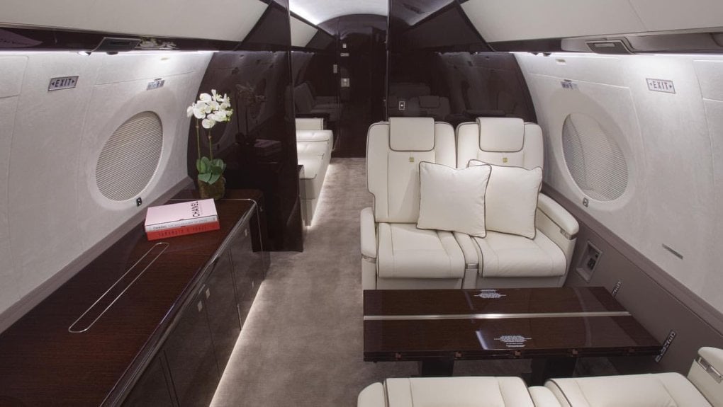Der Privatjet verfügt über insgesamt 14 Sitzplätze, eine luxuriöse Innenausstattung, ausgestattet mit Fernseher für Online-Meetings, Schlafzimmer und eigenem Bad. Passagiere, die mit Privatjets reisen, genießen vorrangiges Einchecken, schnelles Boarding und Lounge-Privilegien. Gleichzeitig herrscht auch hier höchste Sicherheit und den Passagieren werden im Flugzeug auch Mahlzeiten serviert.