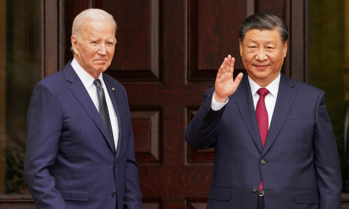 លោក​ប្រធានាធិបតី Biden (ឆ្វេង) និង​លោក Xi Jinping ប្រធាន​រដ្ឋ​នៅ Filoli Garden House នៅ​ថ្ងៃ​ទី ១៥ ខែ​វិច្ឆិកា។ រូបថត៖ រ៉យទ័រ