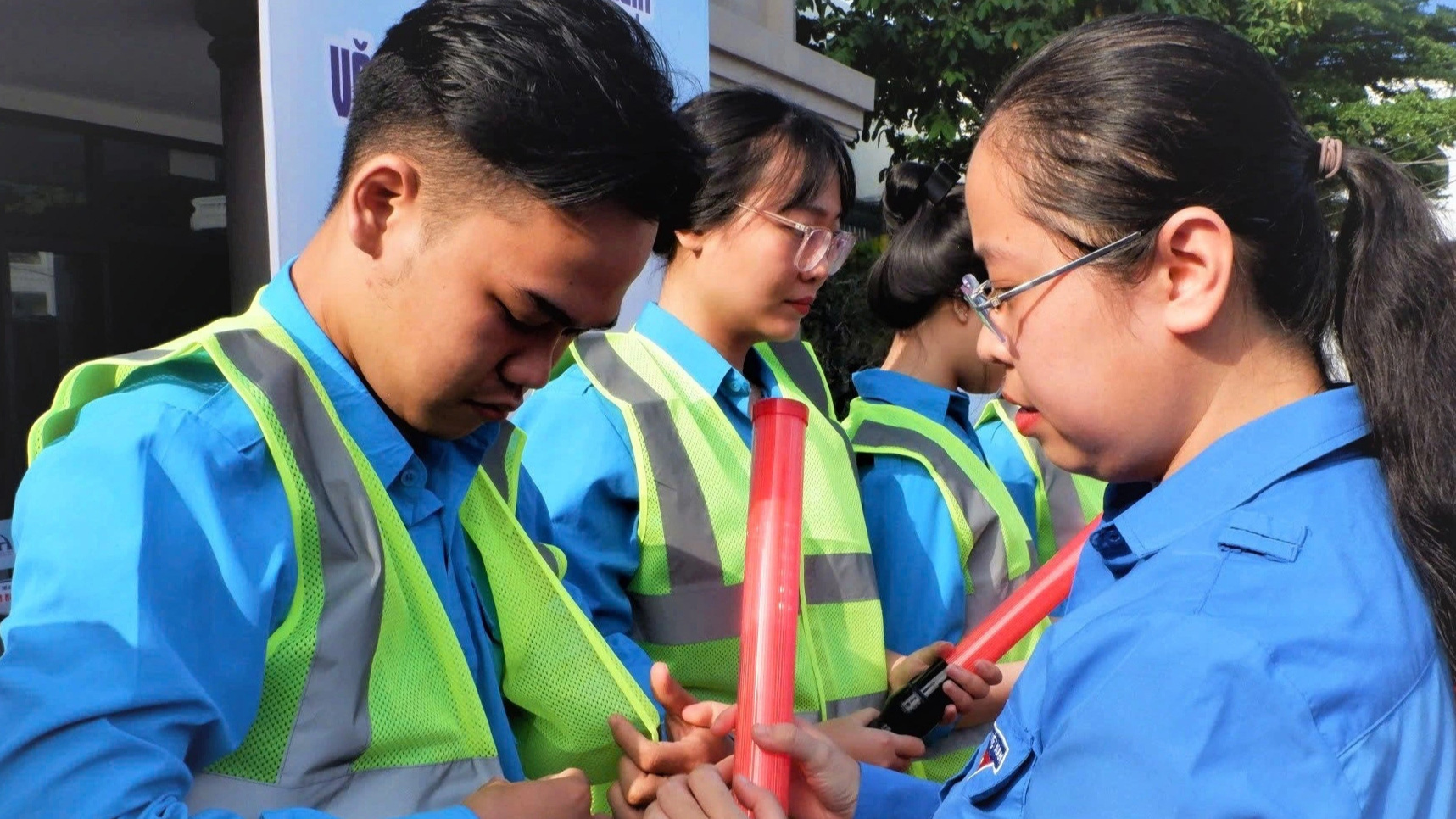 Người trẻ ưu tiên dùng phương tiện giao thông công cộng - Ảnh 1.