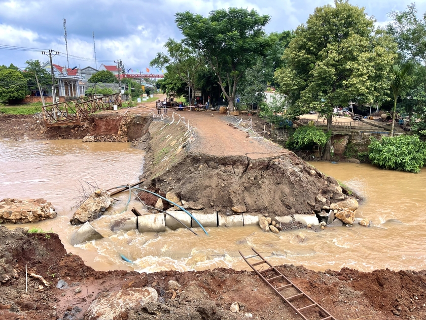 ប្រជាពលរដ្ឋ​ជួប​បញ្ហា​ដោយសារ​ទឹកជំនន់​លិច​ផ្លូវ​បណ្ដោះអាសន្ន រូបថត ១