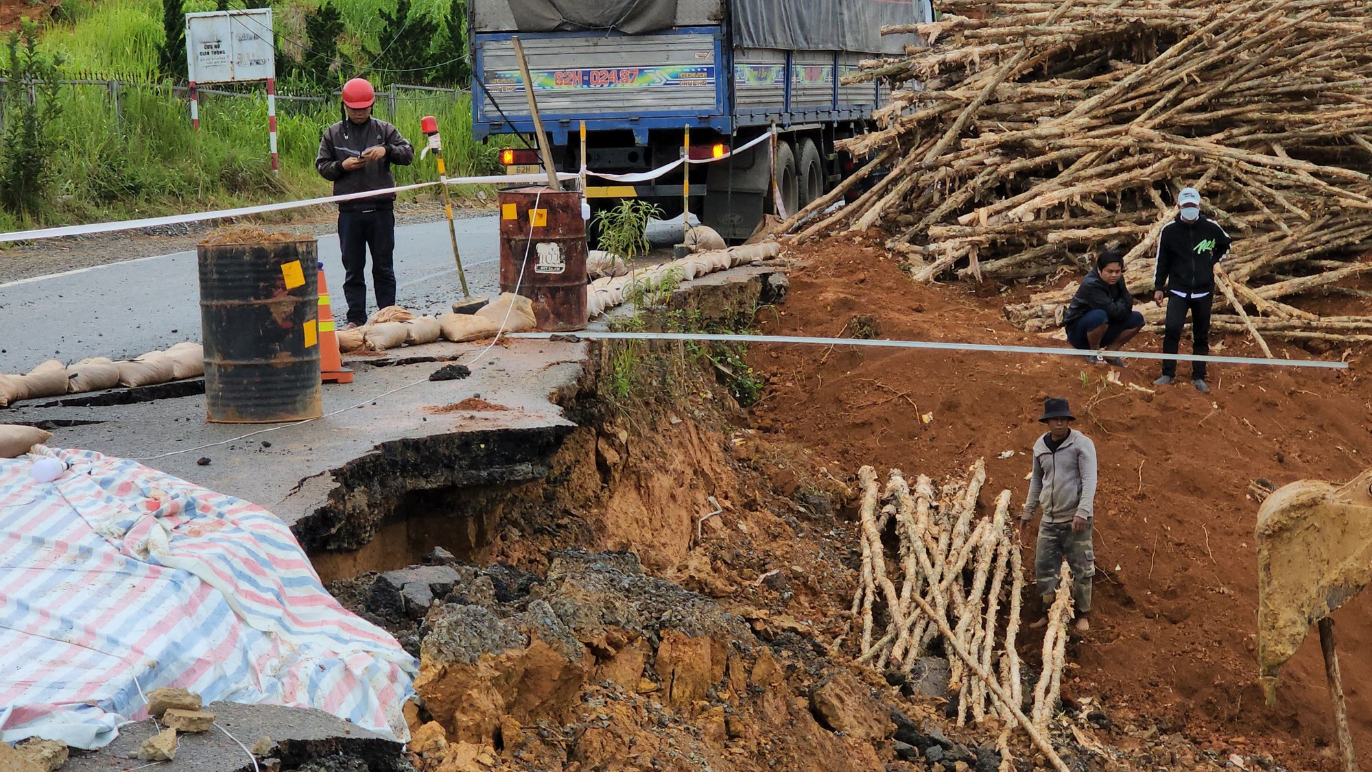 Nhiều điểm sạt lở trên quốc lộ 27C nối Đà Lạt- Nha Trang - Ảnh 1.