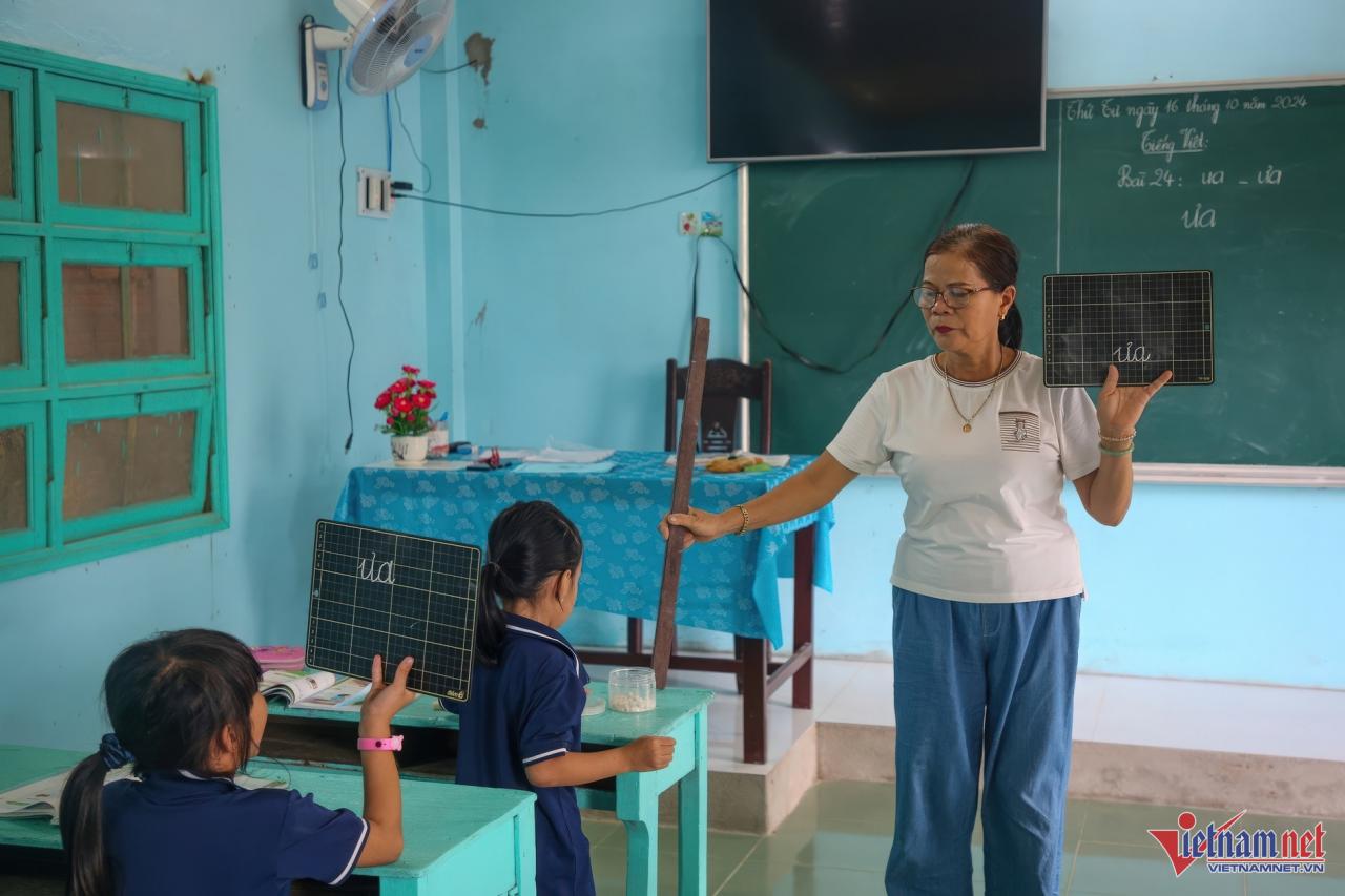 Thầy giáo về hưu làm điều đặc biệt cho trò nghèo ở ngôi trường bỏ hoang 10 năm