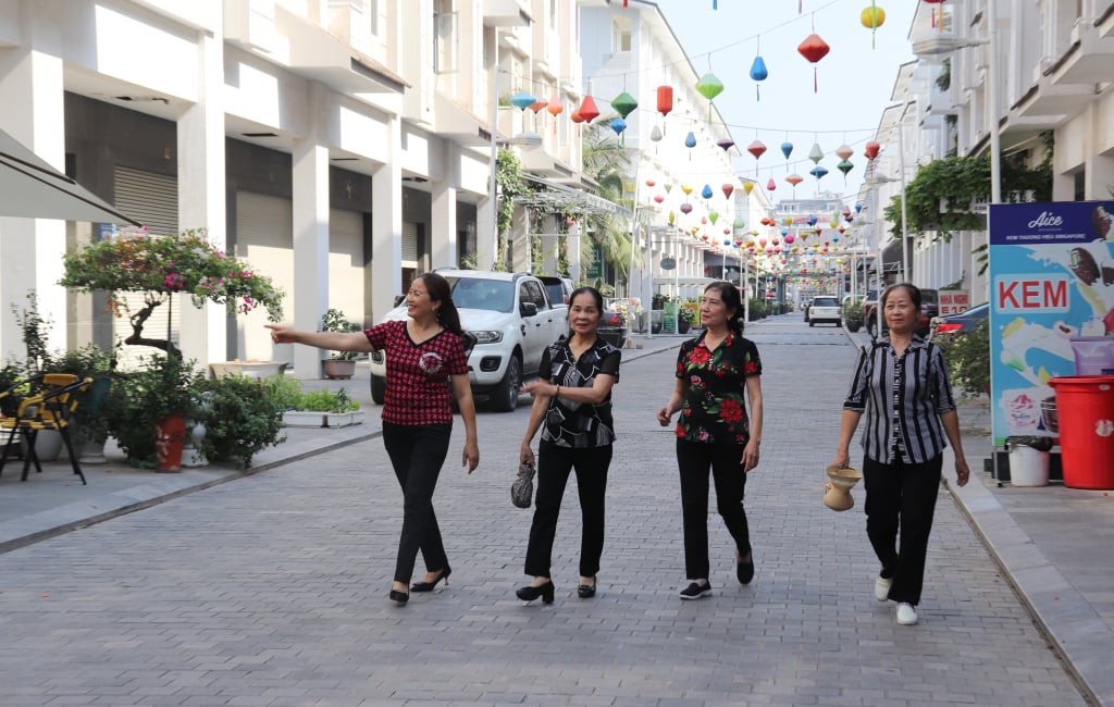 Ms. Vu Thi Hai (second from left) and people of Zone 3, Tuan Chau Ward expressed their excitement at the changes of Tuan Chau Island.