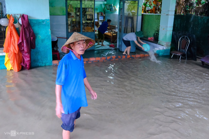 Nhà ông Mật xây tường gạch cao 40 cm trước hiên vẫn không ngăn được nước lũ cùng bùn đất tràn vào trong trận mưa ngày 13/10. Ảnh: Nguyễn Đông