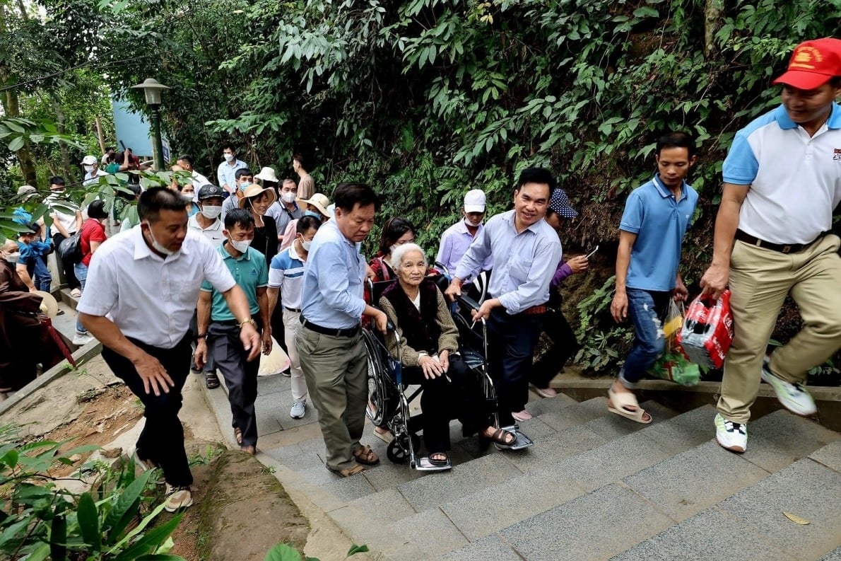 Moment émouvant où deux enfants portent leur mère de 87 ans sur la montagne pour offrir de l'encens au temple Hung