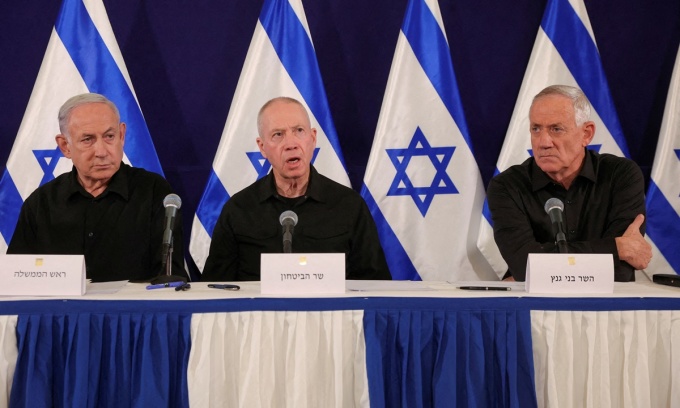 De gauche à droite, le Premier ministre israélien Benjamin Netanyahu, le ministre de la Défense Yoav Gallant et le secrétaire du Cabinet Benny Gantz lors d'une conférence de presse à la base militaire de Kirya à Tel Aviv, le 28 octobre. Photo : Reuters