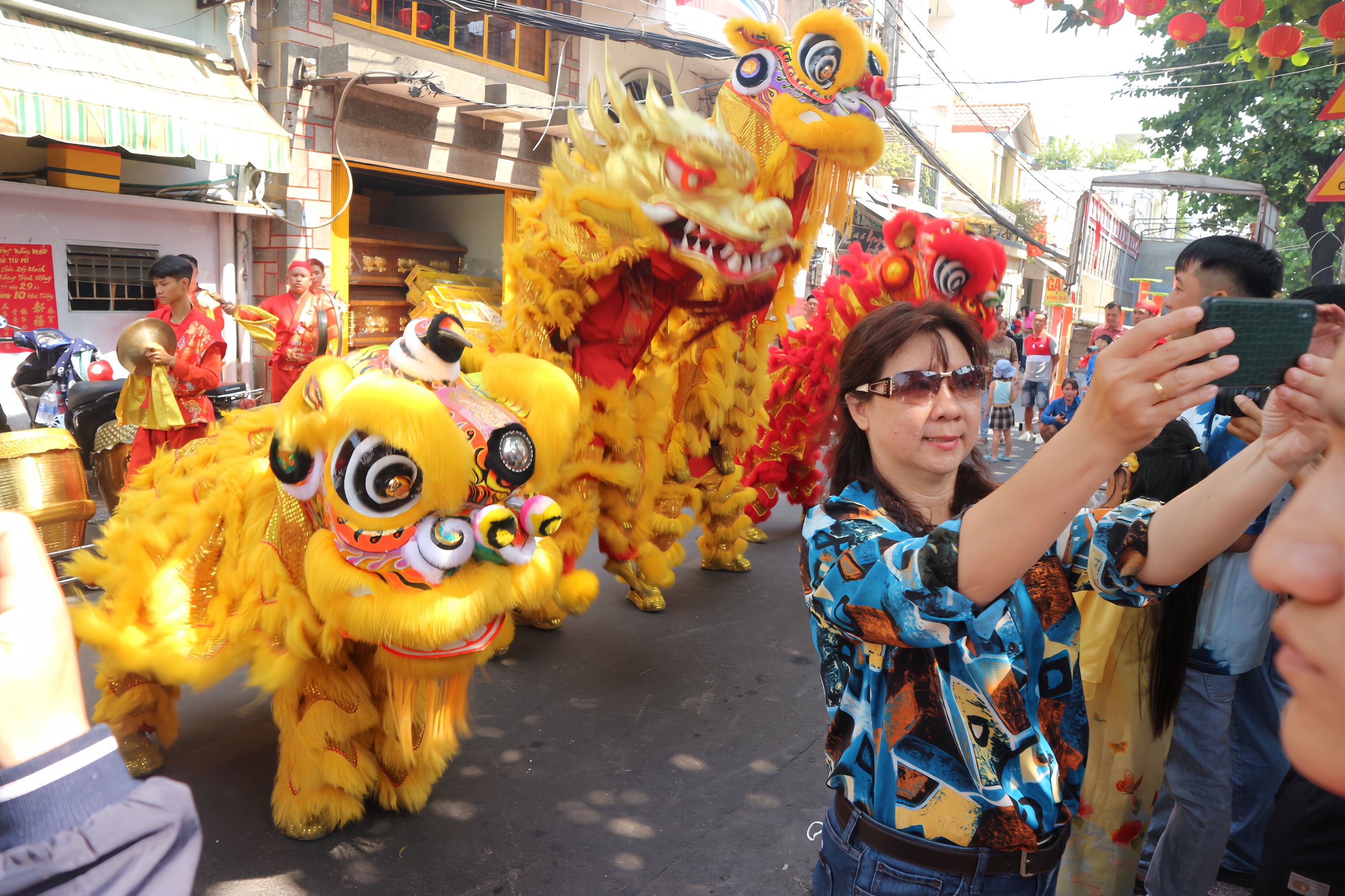 Đoàn lân sư rồng gần trăm năm Nhơn Nghĩa Đường tung tuyệt chiêu ngày đầu năm mới- Ảnh 2.