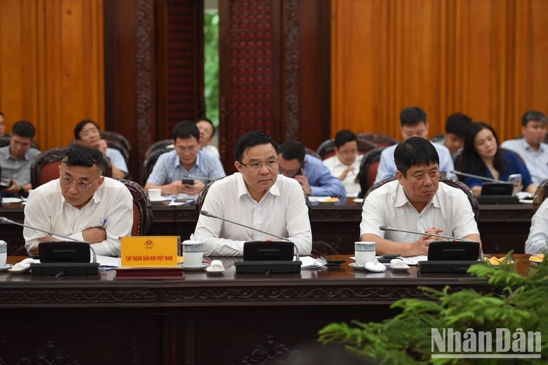 【写真】首相、500kV3号線プロジェクトの進捗促進に向けた会議を開催 写真12