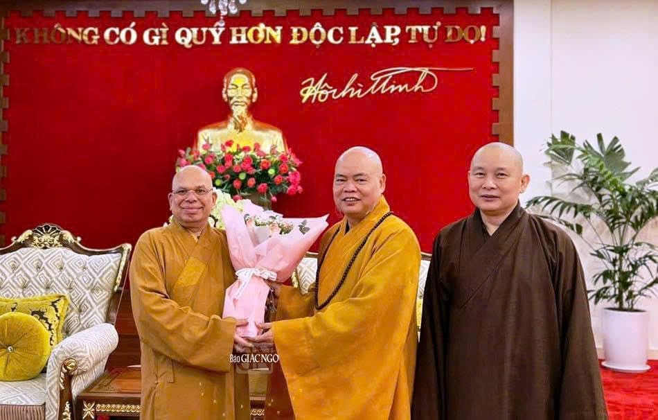 Le Très Vénérable Thich Thanh Phong a accueilli le Très Vénérable Dr. Tampawela Dhammaratana (nationalité française), Président de l'Académie Bouddhiste de Francfort, Vice-Président de l'ICDV à l'aéroport international de Tan Son Nhat. Photo : fournie par BTC