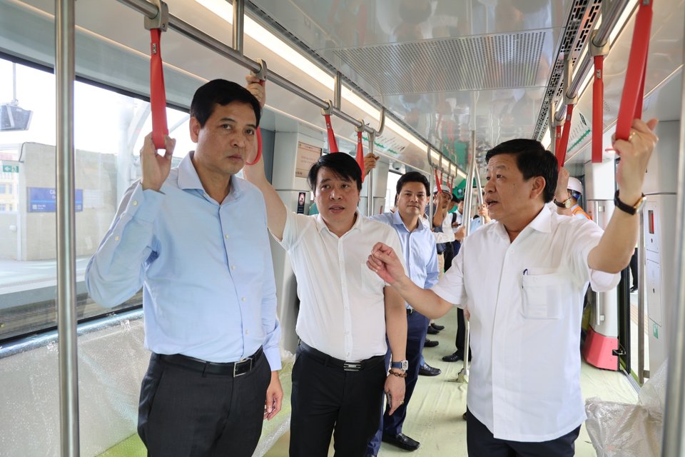 Der stellvertretende Bauminister Bui Xuan Dung und der stellvertretende Vorsitzende des Volkskomitees von Hanoi, Duong Duc Tuan, besichtigten und arbeiteten am Stadtbahnprojekt Nhon–Hanoi Railway Station.