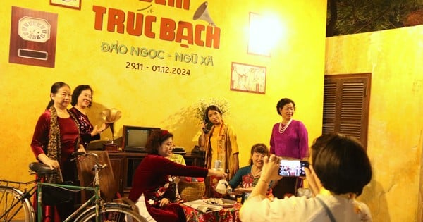 Touristen genießen bei der „Truc Bach Night“ eine „Zugreise in die Vergangenheit“