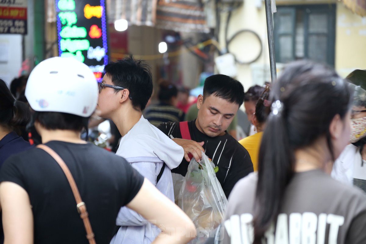 Hanoi: El 'mercado de los ricos' se llena de gente comprando ofrendas antes del día 15 del séptimo mes lunar (foto 8)